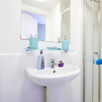 Gold En Suite - Image 4